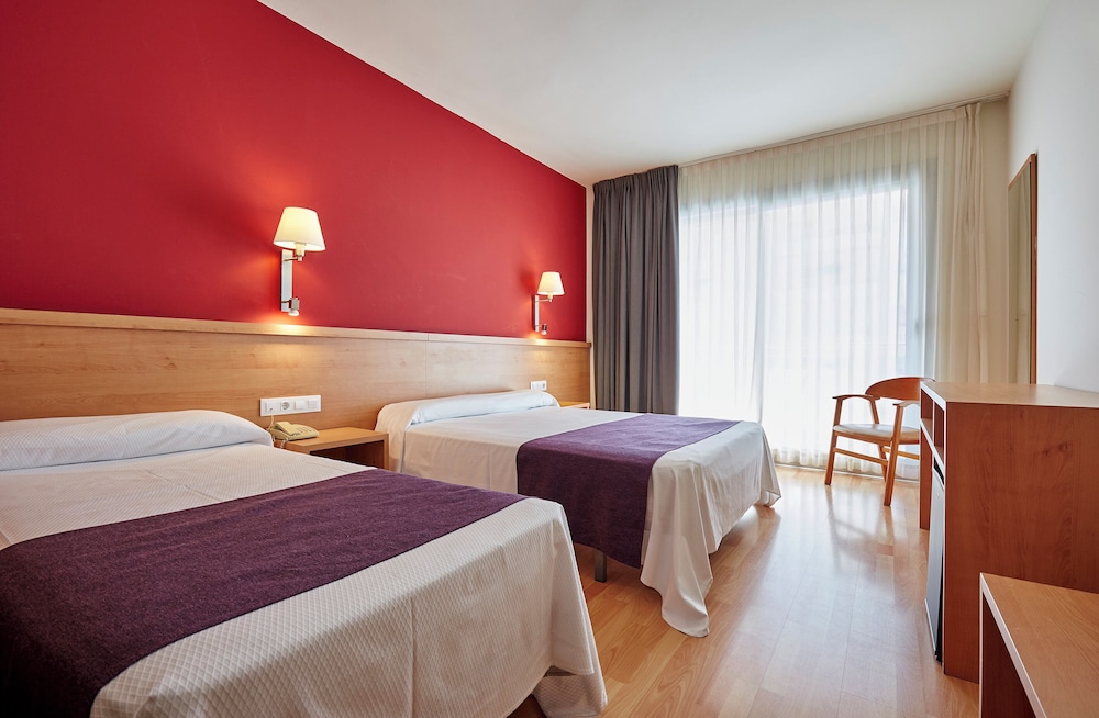 Double Room, Balcony, Partial Ocean View (3 Adults + 1 Child) photo 3