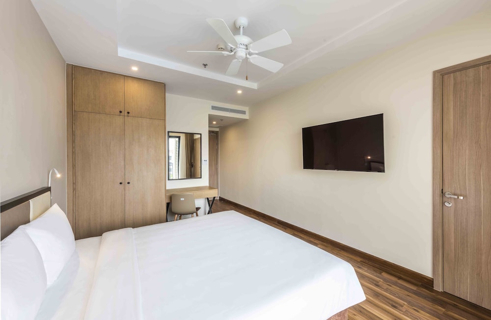 Standard King Bed - VinWonders Park Access