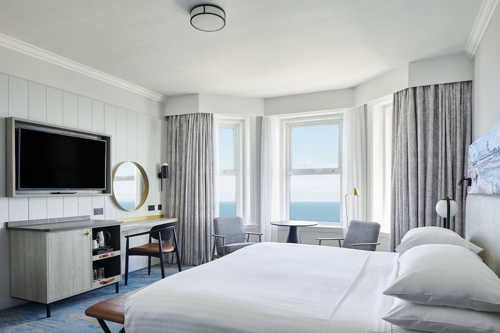 Junior Suite, 1 King Bed with Sofa bed, Sea View - Photo 5