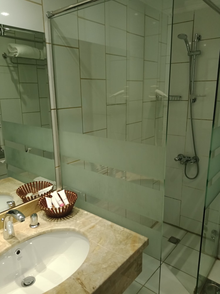 Standard Double or Twin Room - Photo 9
