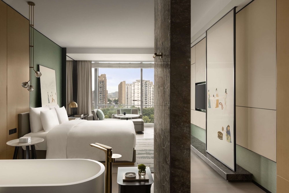 Standard Room, 1 King Bed, City View (Deluxe King Room) photo 2