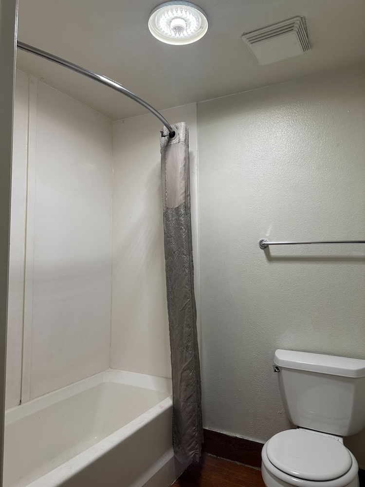 Basic Single Room, 1 King Bed, Non Smoking - Photo 3