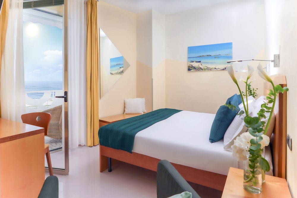 Deluxe Room, 1 King Bed, Sea View photo 1