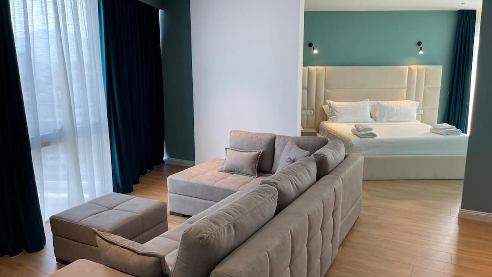 Family Room, City View photo 1