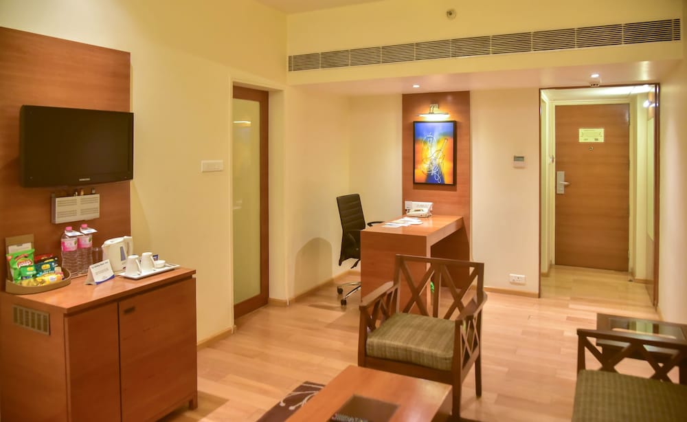 Suite - Photo 13