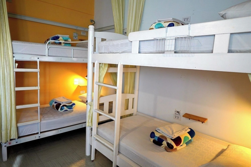 Standard 6 Beds Mixed Dorm photo 3