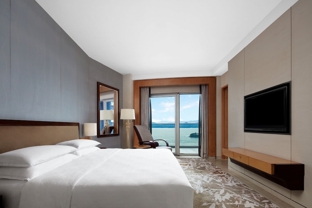 Deluxe Suite, 1 King Bed, Lake View - Photo 2