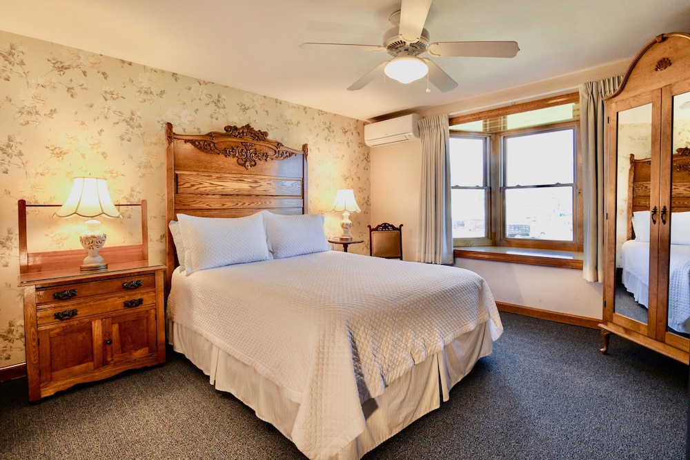 Room, 1 Queen Bed, Non Smoking, Partial Ocean View
