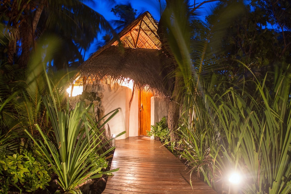 All Inclusive Private Bungalow 'Kaveu' with Ensuite photo 3