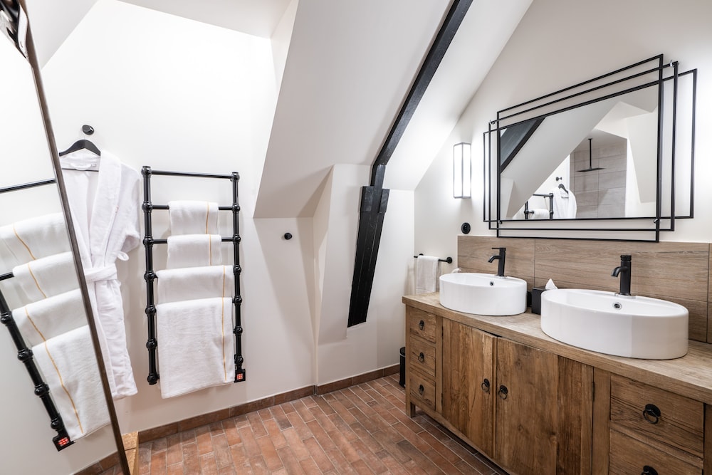 Suite Classique, 1 très grand lit, baignoire (Roomy Suite) Suite Classique, 1 très grand lit, baignoire (Roomy Suite)