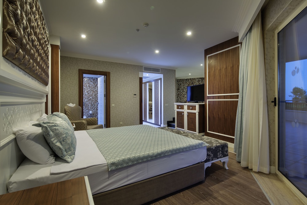 Royal Suite, Hot Tub, Partial Sea View