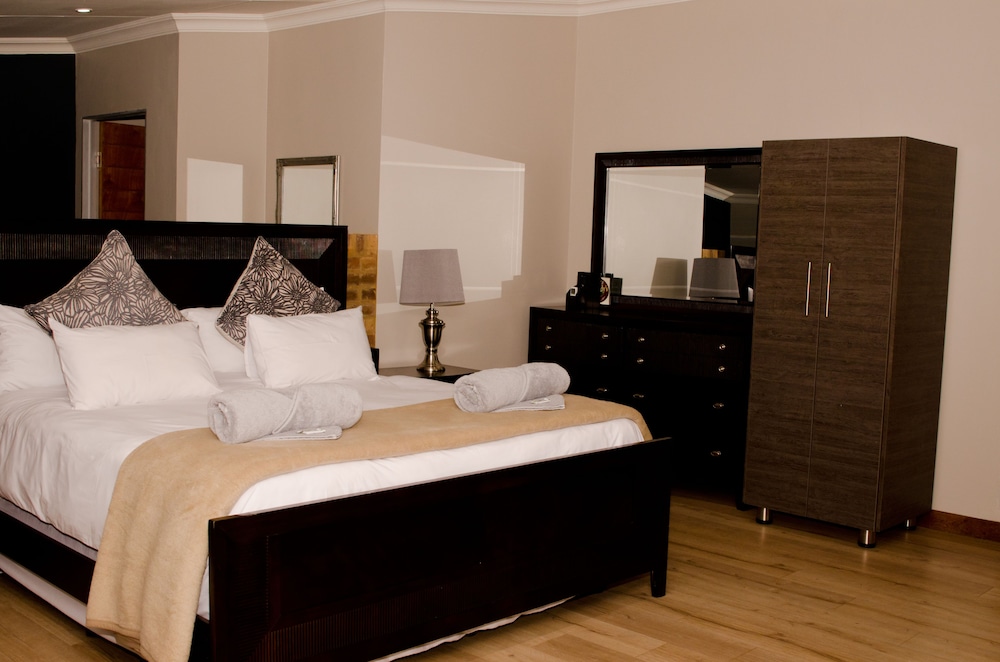 Honeymoon Suite photo 3