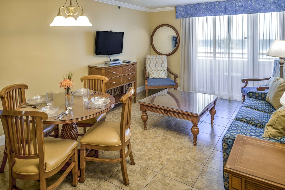 1 Bedroom Queen Suite with Sofabed - Photo 5