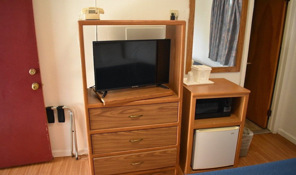 Economy Double Room, 1 King Bed photo 2
