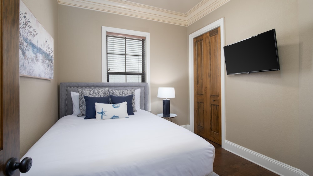 House, Multiple Beds (Villa Lago 1909 S 2g 4br 4ba 12)