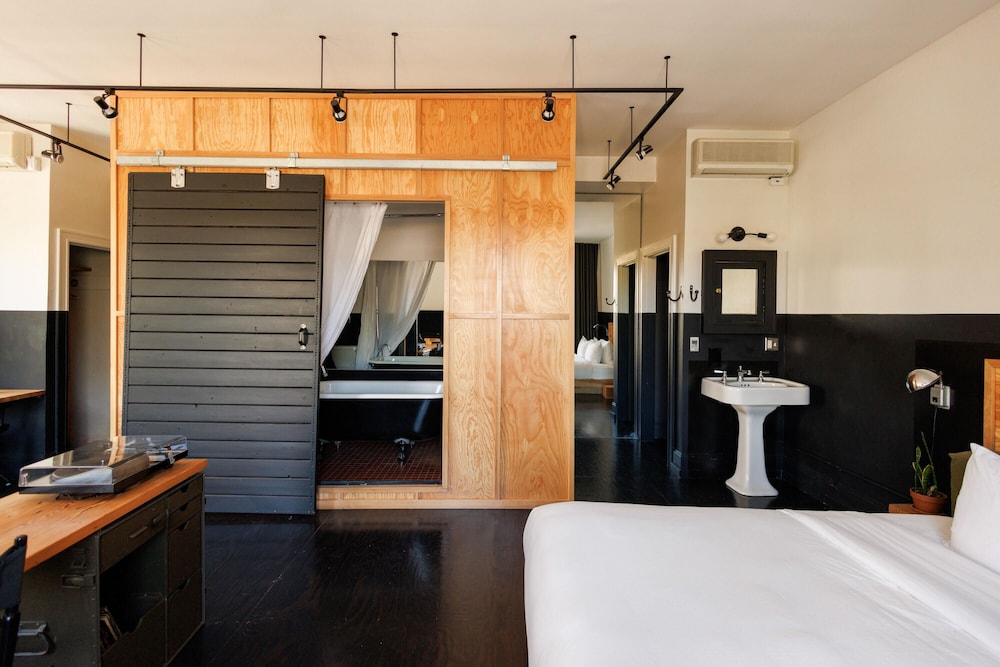 King Suite (Self Check-in) - Photo 10