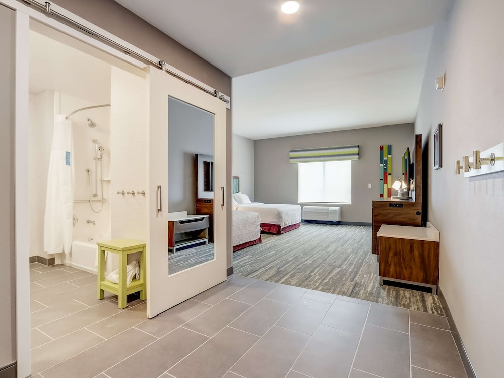 Room, 2 Queen Beds, Accessible, Bathtub (Hearing) - Photo 13