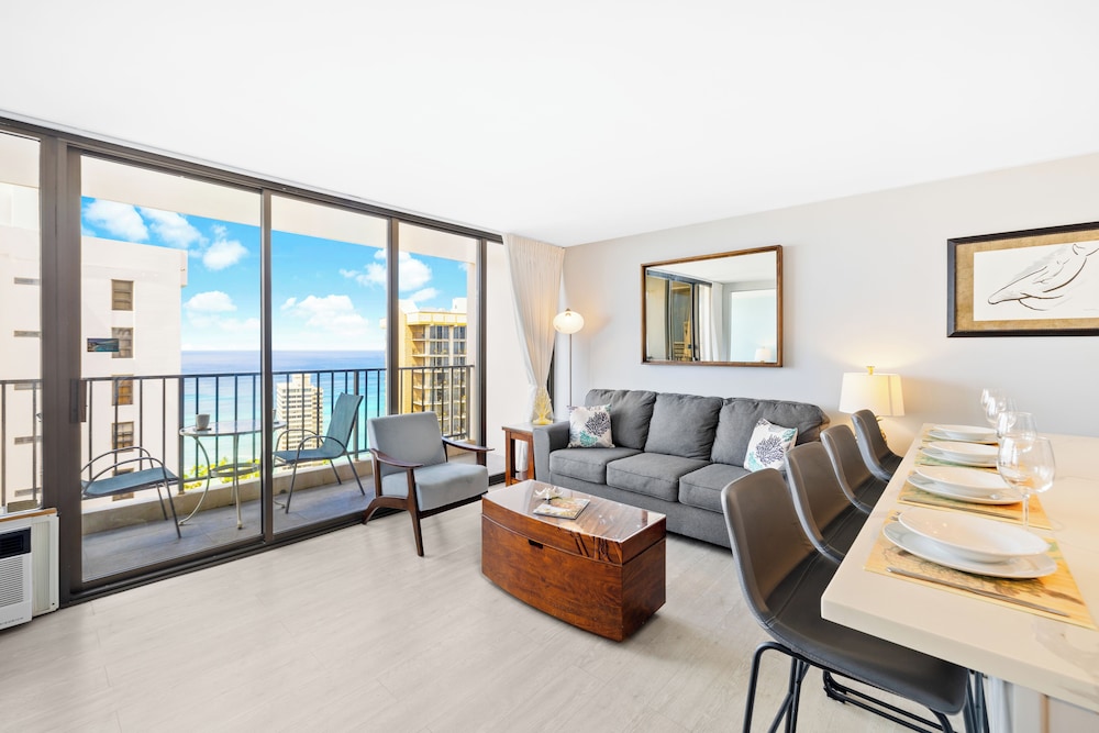 High Floor Ocean View Condo (King Bed and Parking): Condo, 1 Bedroom, Ocean View (0087) photo
