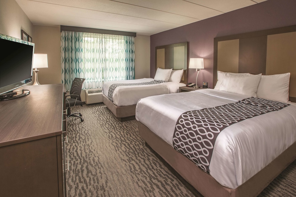 Room, 2 Queen Beds, Non Smoking - Photo 1