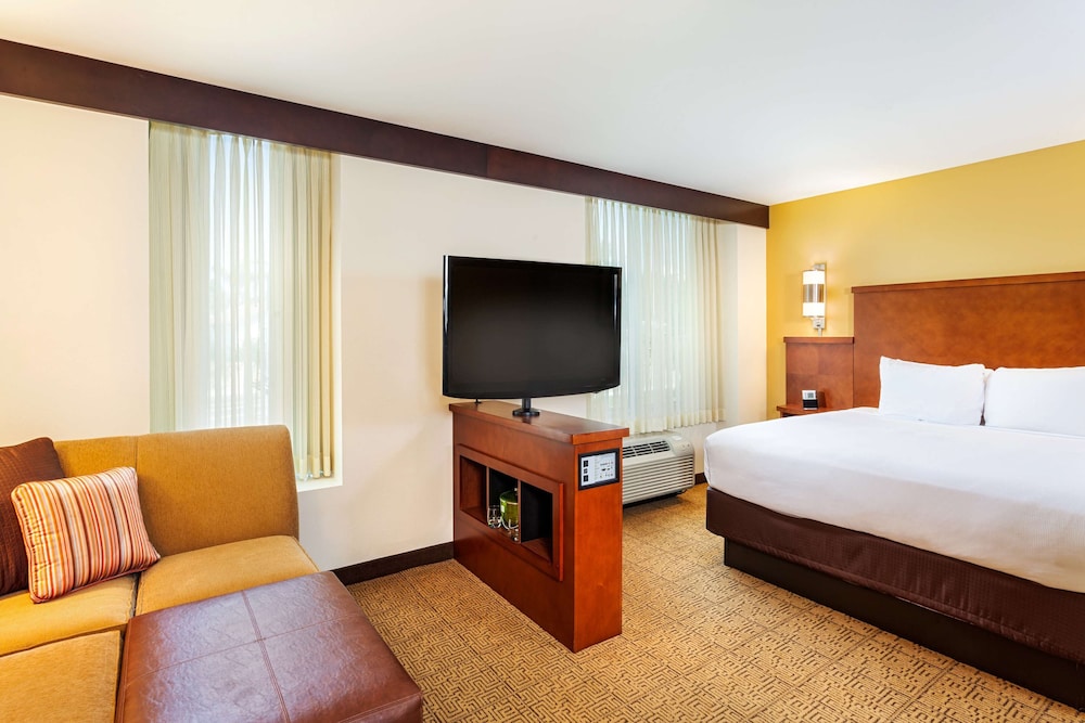 Room, 1 King Bed with Sofa bed (High Floor) - Photo 7