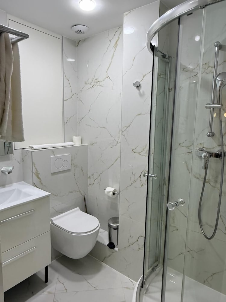 Deluxe Double Room - Photo 11