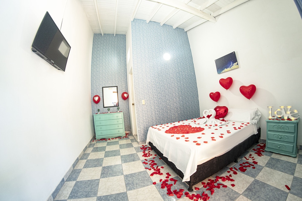 Quadruple Room (1 Queen and 2 Single Beds) photo 3