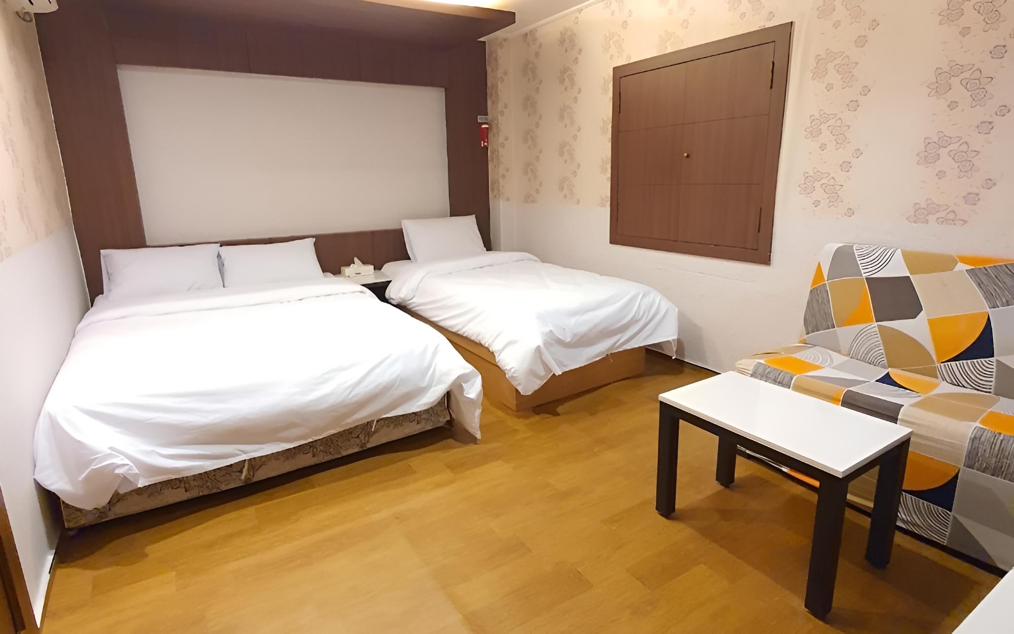 Room (Twin bed A) - Photo 4