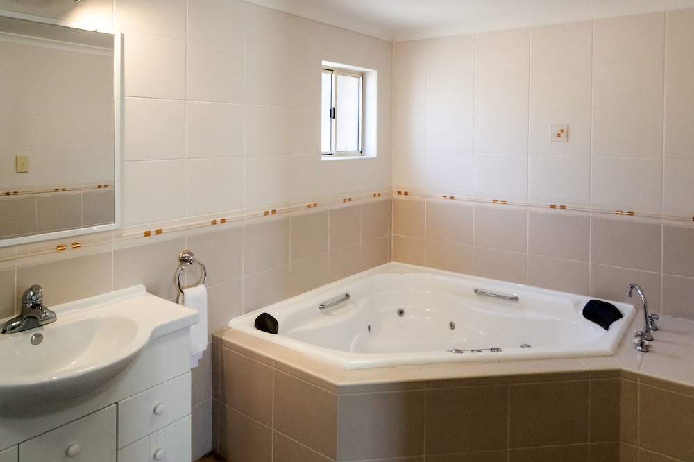 Superior Room, 1 King Bed, Non Smoking, Jetted Tub photo 3
