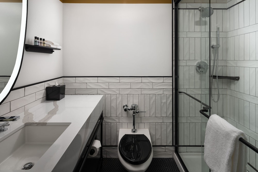 Standard Room, 1 King Bed (Mobility Accessible, Tub) photo 3