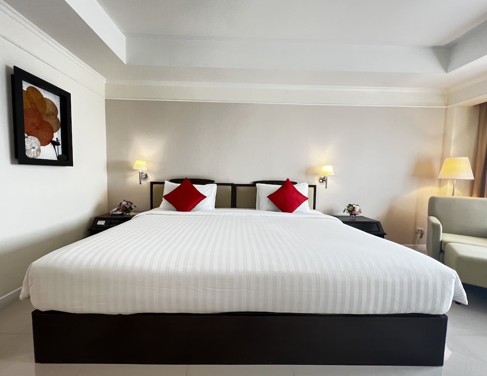 Deluxe Room, 1 King Bed - Photo 3