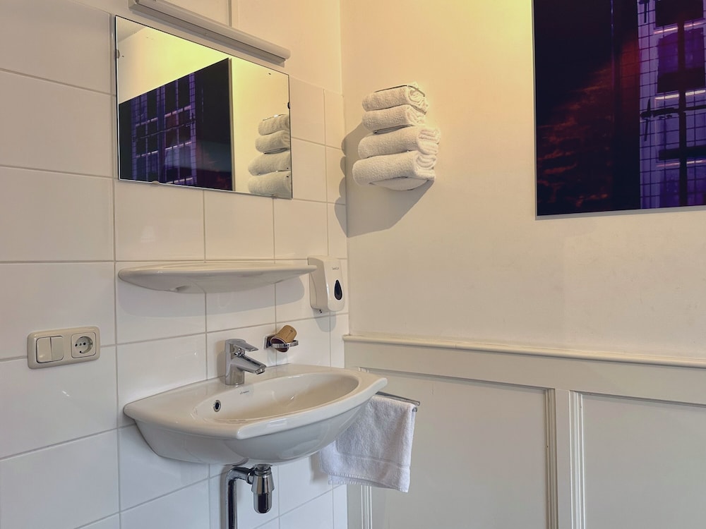 Basic Double Room, 1 Double Bed, Shared Bathroom photo 3