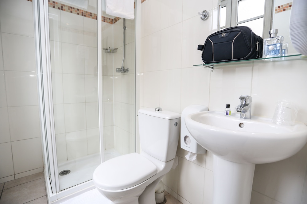 Bed in a mixed Dormitory with 6 Beds, Shared Bathroom photo 3