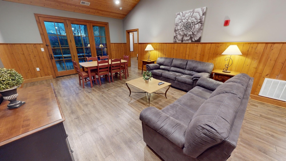 Unit 722 - Upstairs 4 Bedroom Unit w/ Pool and Game Room Access