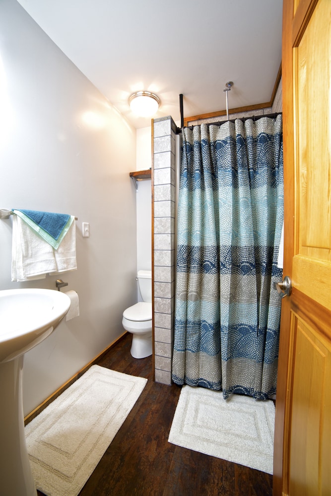 Deluxe Room, 1 Queen Bed, Private Bathroom, Mountain View (Pet Friendly) photo 2
