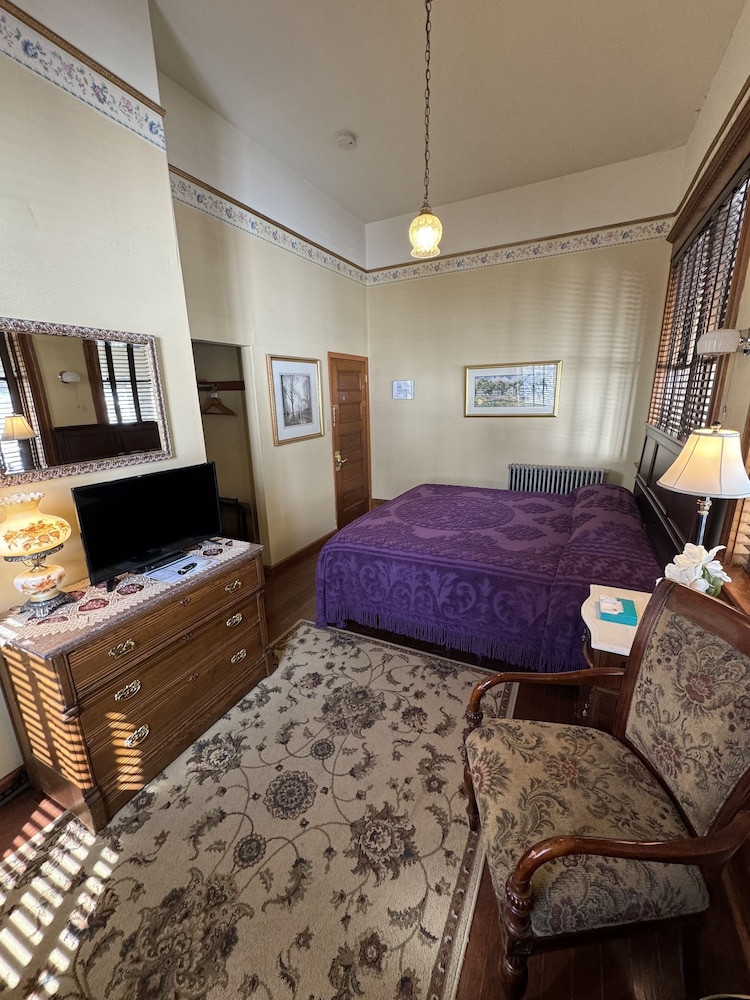 Laying In, 1 King Bed (Second Floor - No Elevator) photo 3