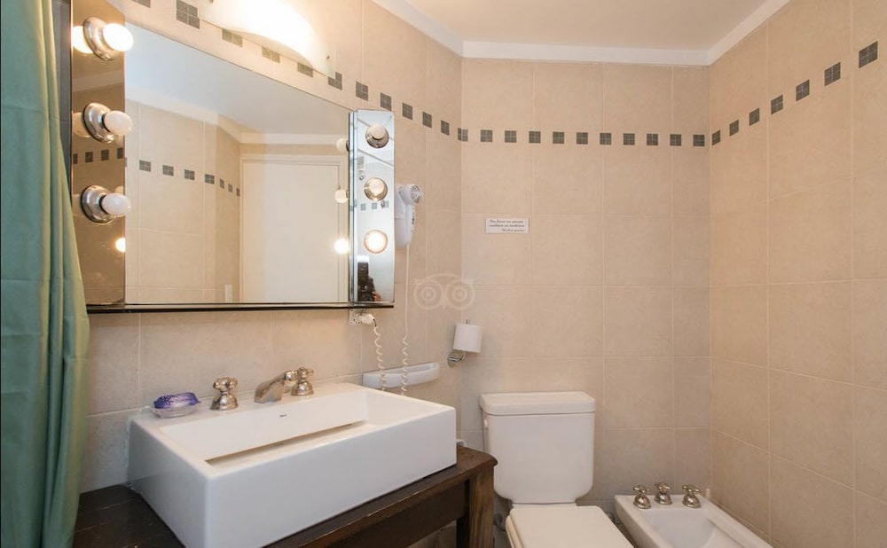 Deluxe Suite, 1 Queen Bed, Private Bathroom photo 2