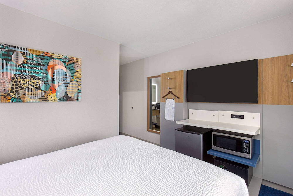 Suite, 1 Queen Bed, Accessible, Non Smoking - Photo 1