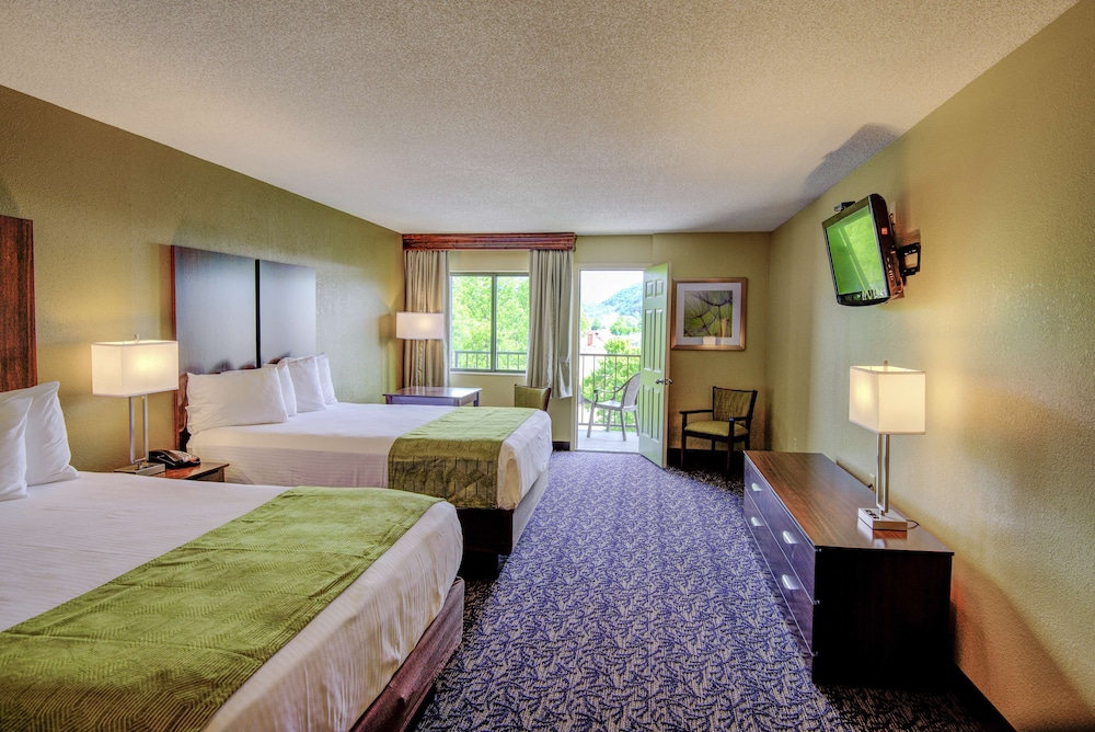 Standard Room, 2 Queen Beds, Refrigerator & Microwave, River View photo 3