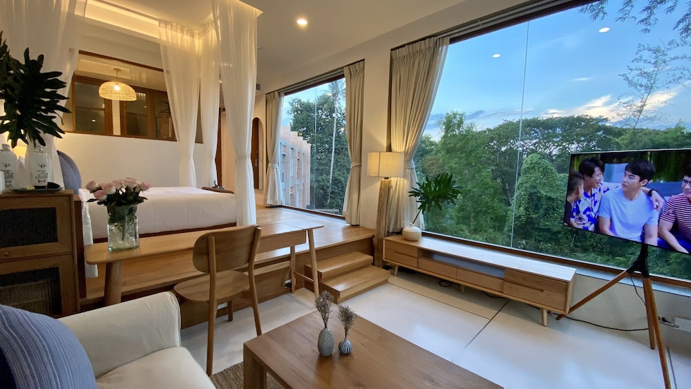 Honeymoon Suite with Bathtub on the Balcony - Photo 10