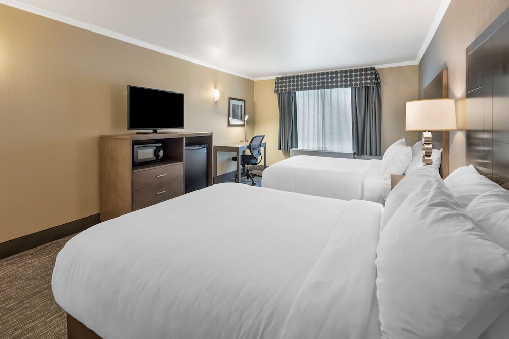 Standard Room, 2 Queen Beds, Non Smoking, Refrigerator - Photo 2