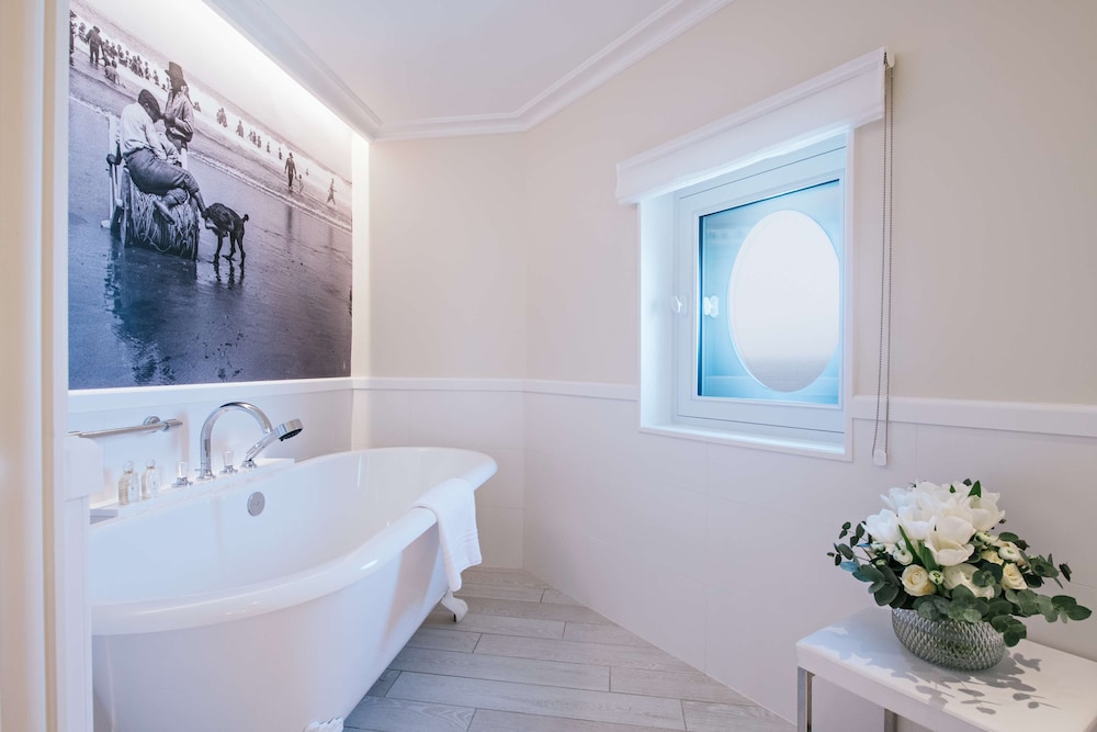 Suite, 1 King Bed (Rooftop) thumbnail 5