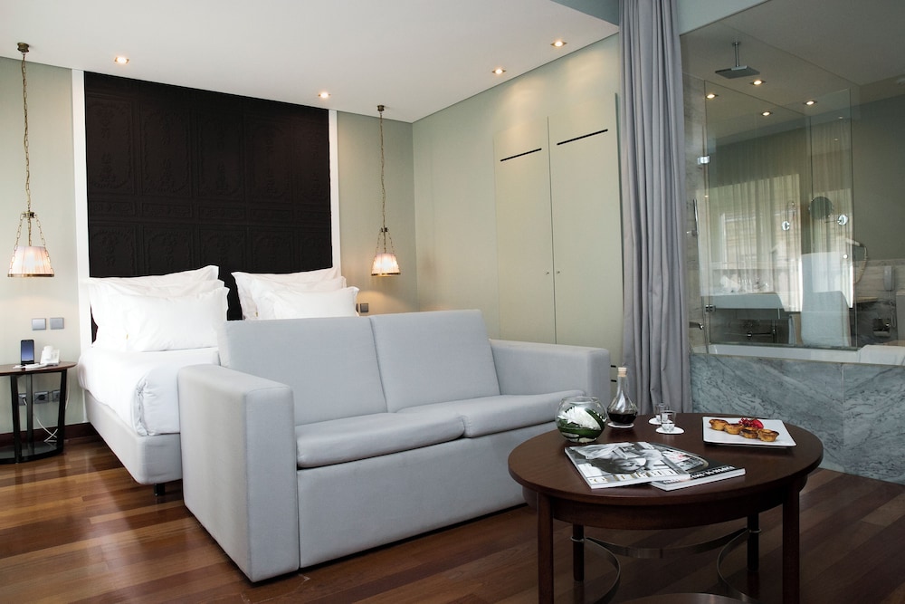 Deluxe Room (2+1 | King Size Bed) thumbnail 6