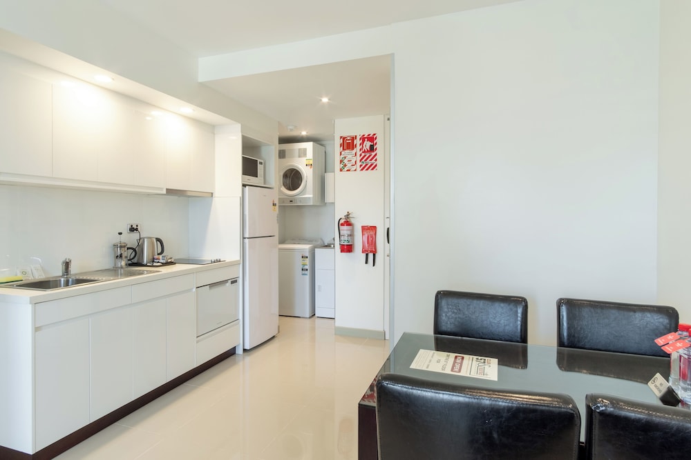 1 King Bed, 2 Single Beds, 2-Bedroom Suite, Partial Ocean View, Non-Smoking photo 4