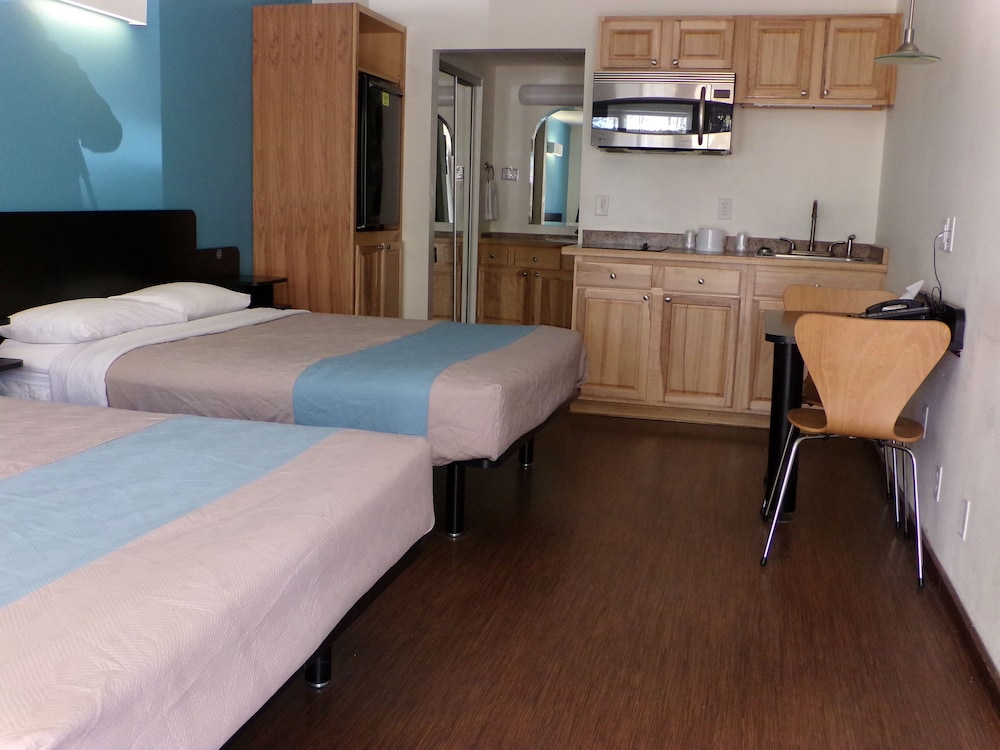 Standard Room, Multiple Beds, Non Smoking photo 1