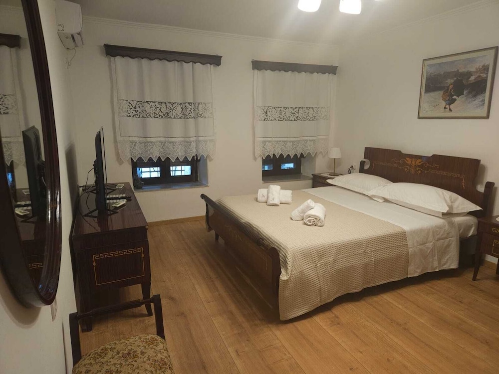 Family Room, Multiple Beds, Kitchenette, Courtyard View