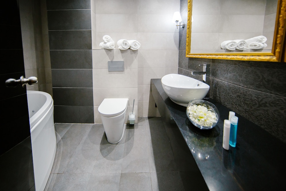 Deluxe Suite, Jetted Tub, City View photo 2