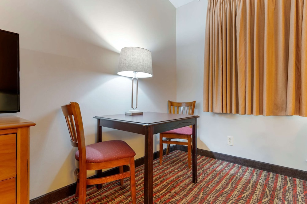 Room, 2 Queen Beds, Non Smoking, Partial Lake View photo 3
