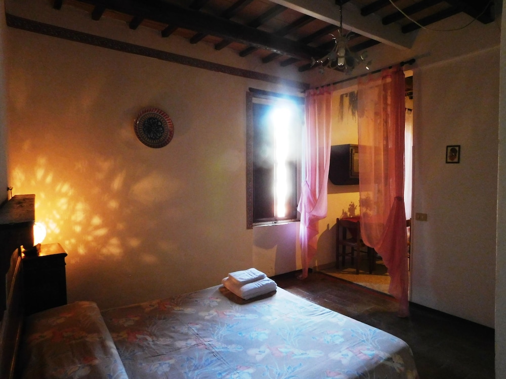 Traditional Triple Room with 1 Double Bed and 1 Single Bed photo 2