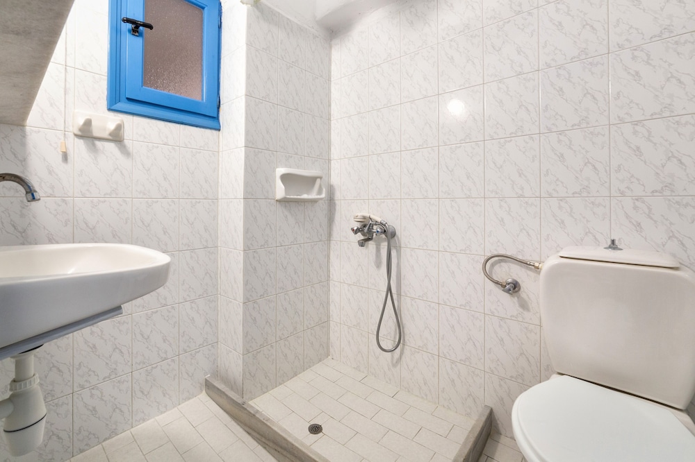 Economy Quadruple Room (Semi-Basement), No View photo 3