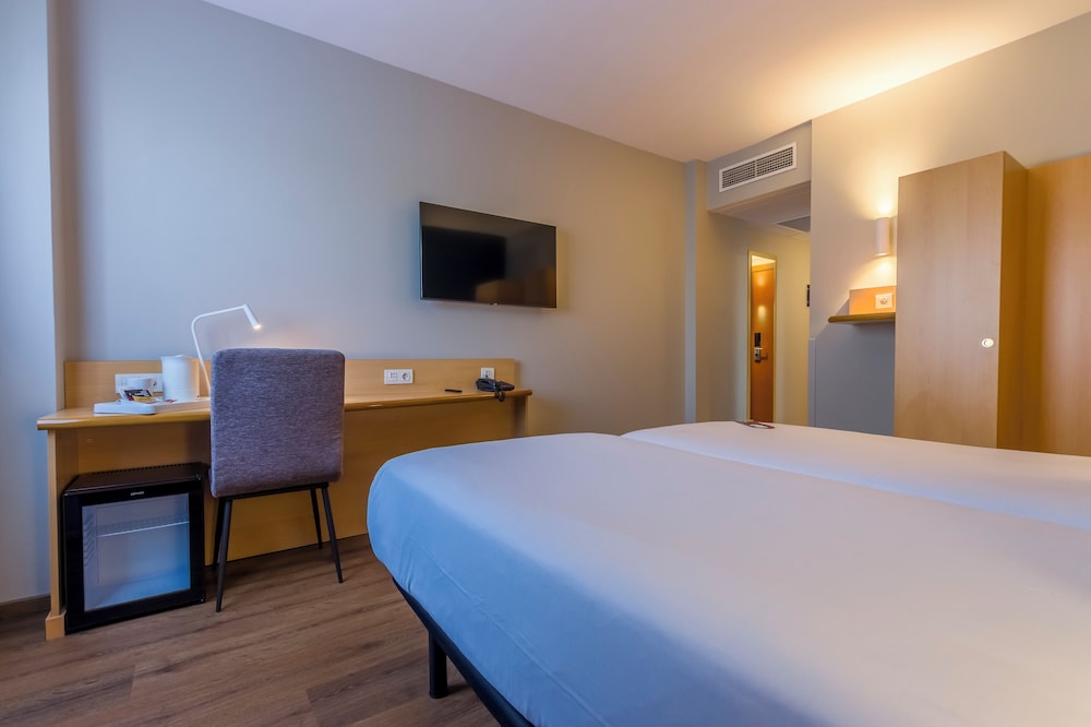 Room - Photo 13